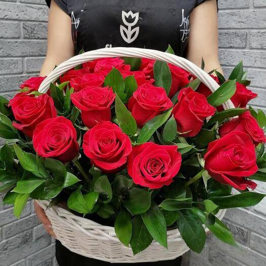 Розы в корзине с салалом Розы в корзине с салалом