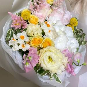 Букет с нарциссами "Рассвет"