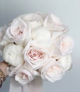 Букет для невесты из белоснежных пионовидных роз