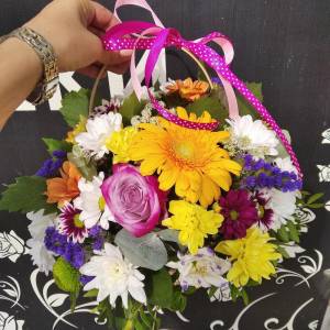 Корзина с цветами с кустовой хризантемой