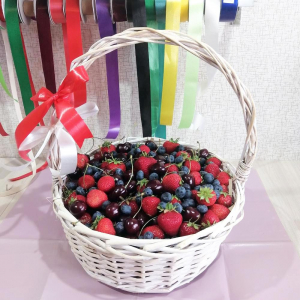 Корзина с клубникой и черешней