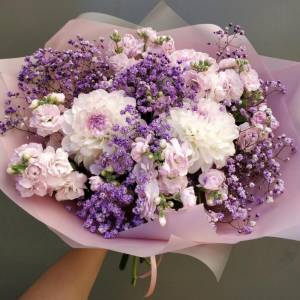 Букет с георгинами "Вальс"