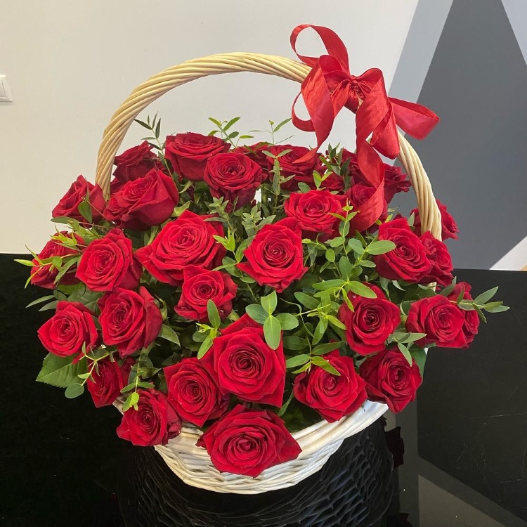 Корзиночка с красными розами