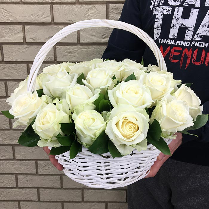 Корзина белых роз