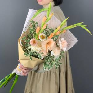 Букет с гладиолусами "Нежность"