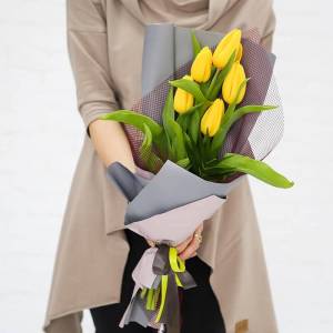 Букет из 5 желтых тюльпанов "Весенняя оттепель"
