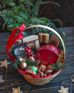 Корзина со сладостями и подарками