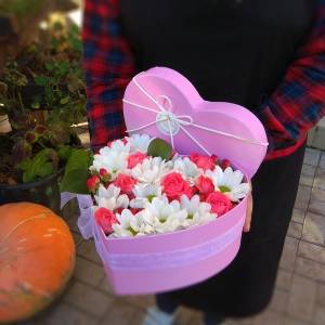 Сердце с розами и хризантемой