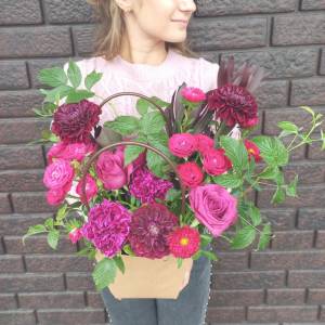 Букет с георгинами "Бургундия"