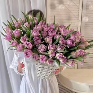 Корзина пионовидных тюльпанов