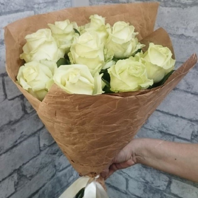 Букет из 9 белых роз в бумаге