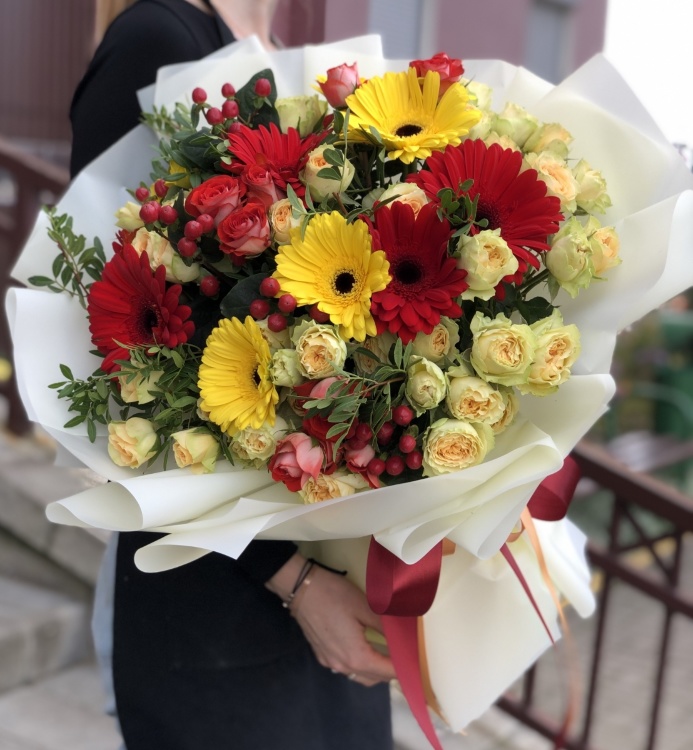 Букет из гербер и кустовой розы "Фейерверк красок"