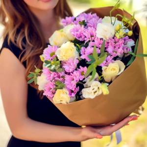 Букет из роз, эустомы и хризантем