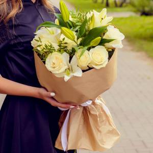 Букет из лилий и роз