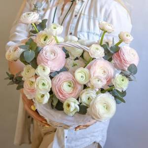 Корзина с ранункулюсами