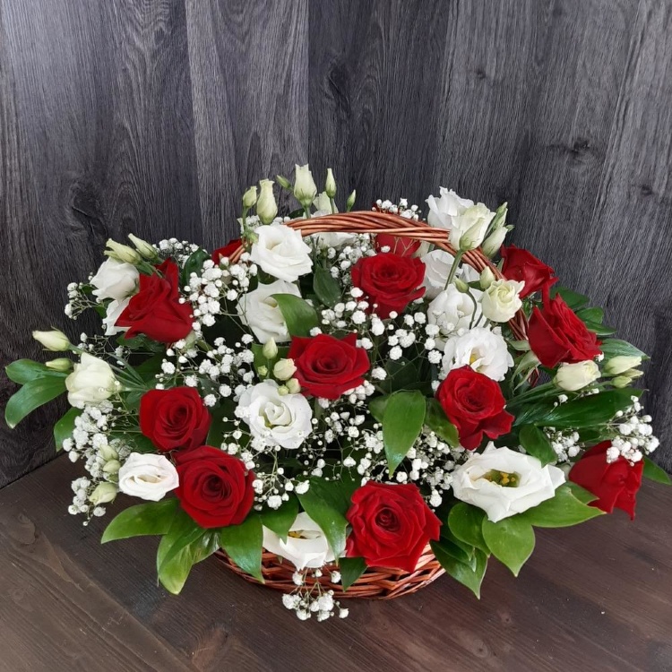 Сборная корзина из красных роз и эустомы